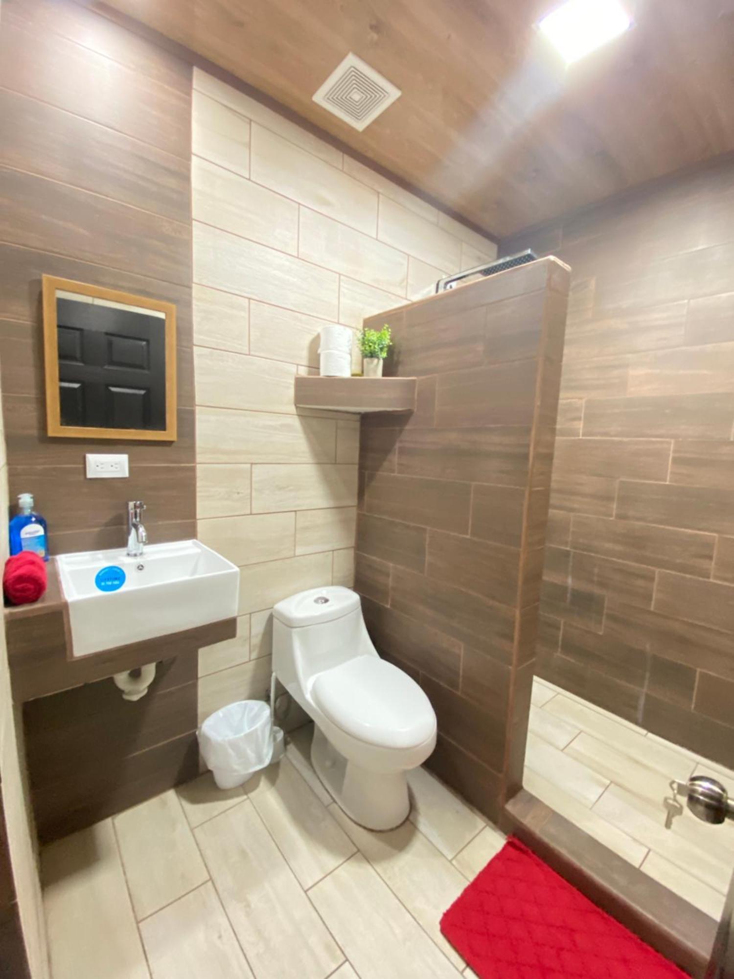 H Gonzalez. Wifi A/c Free Parking Apartment San Rafael (Alajuela)