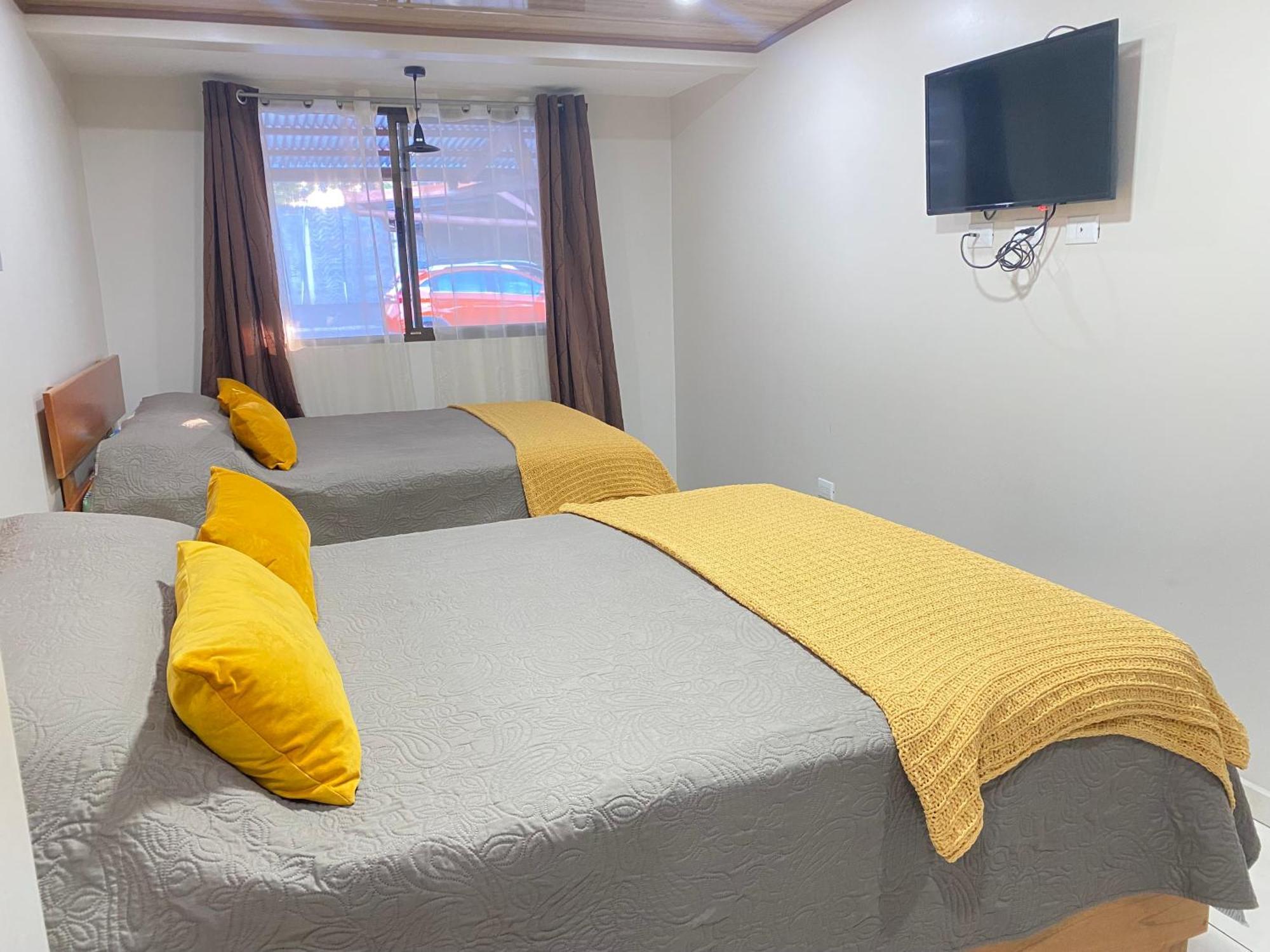 H Gonzalez. Wifi A/c Free Parking * San Rafael (Alajuela)