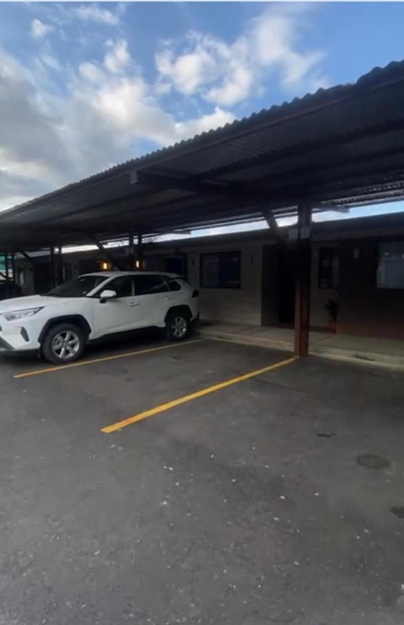 H Gonzalez. Wifi A/c Free Parking * San Rafael (Alajuela)