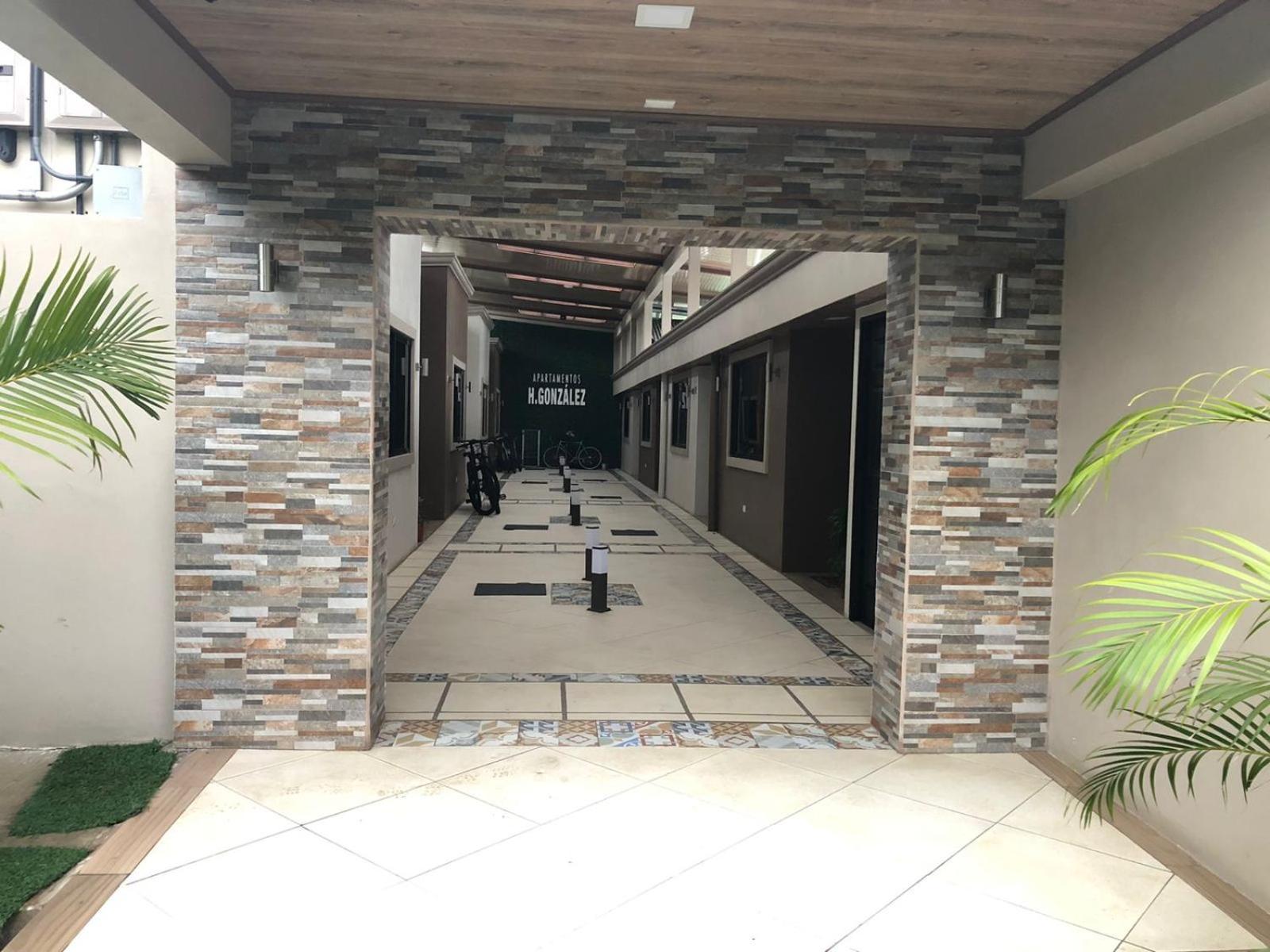 H Gonzalez. Wifi A/c Free Parking Apartment
