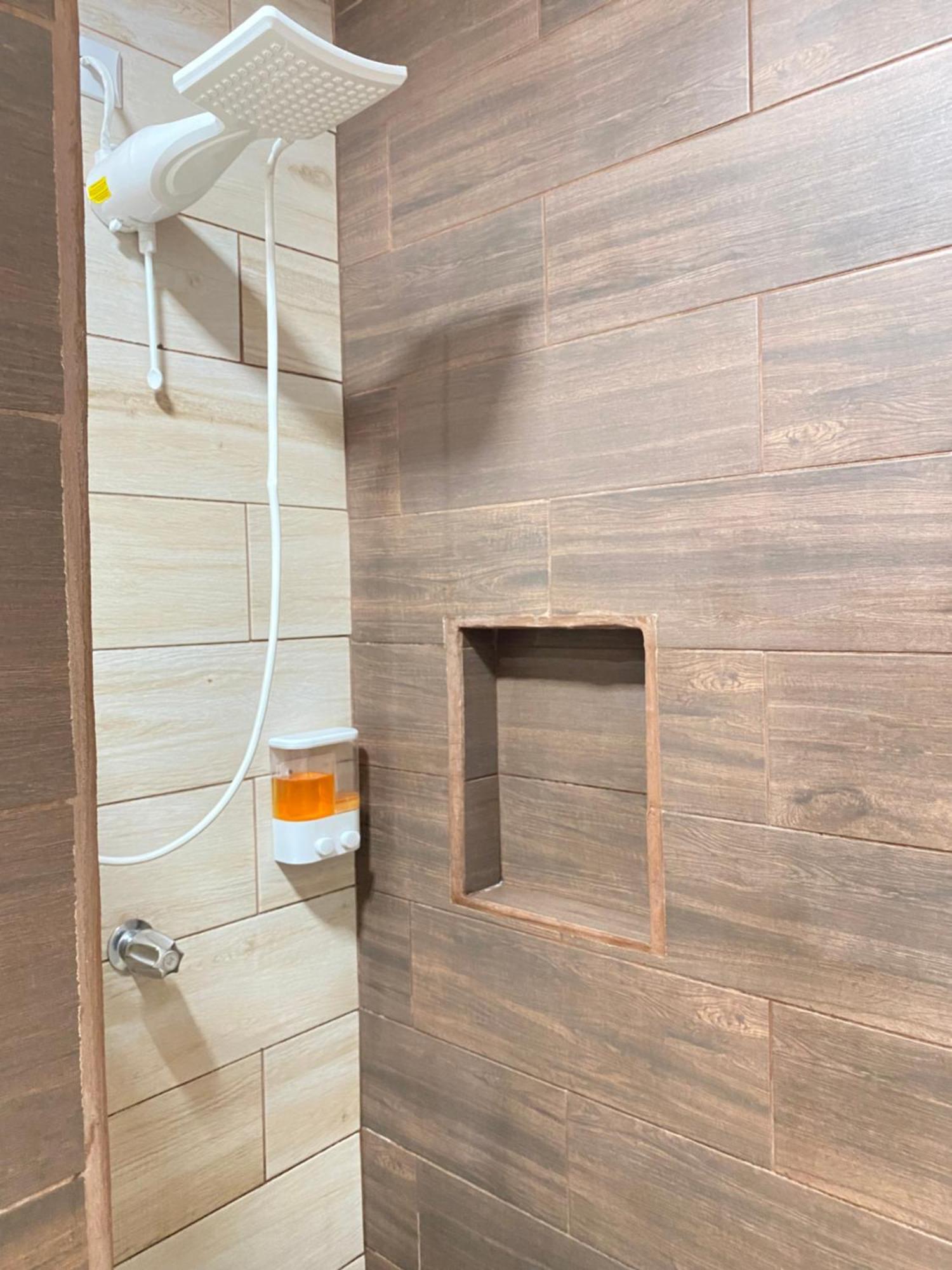 H Gonzalez. Wifi A/c Free Parking Apartment San Rafael (Alajuela)