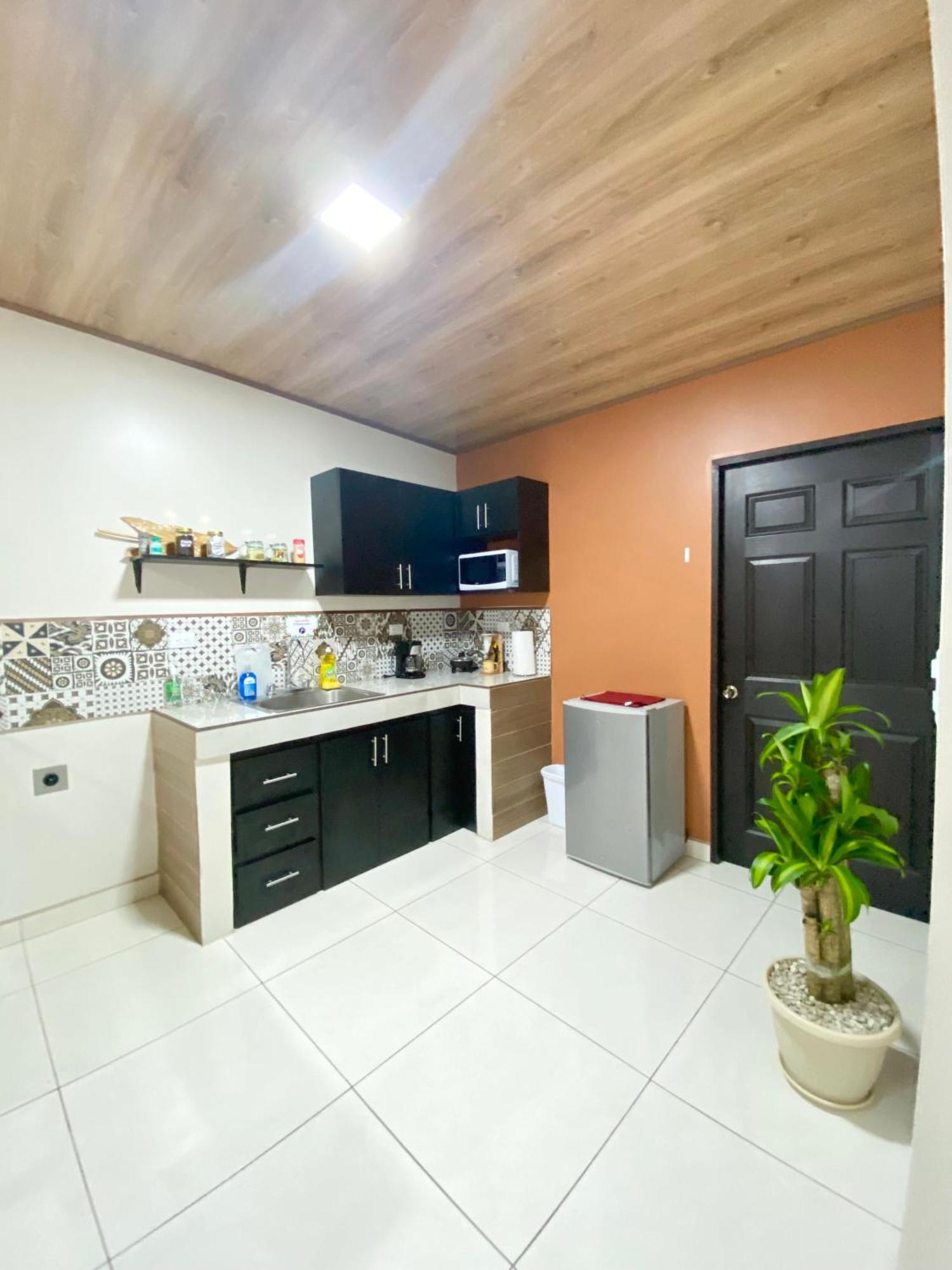 H Gonzalez. Wifi A/c Free Parking * San Rafael (Alajuela)