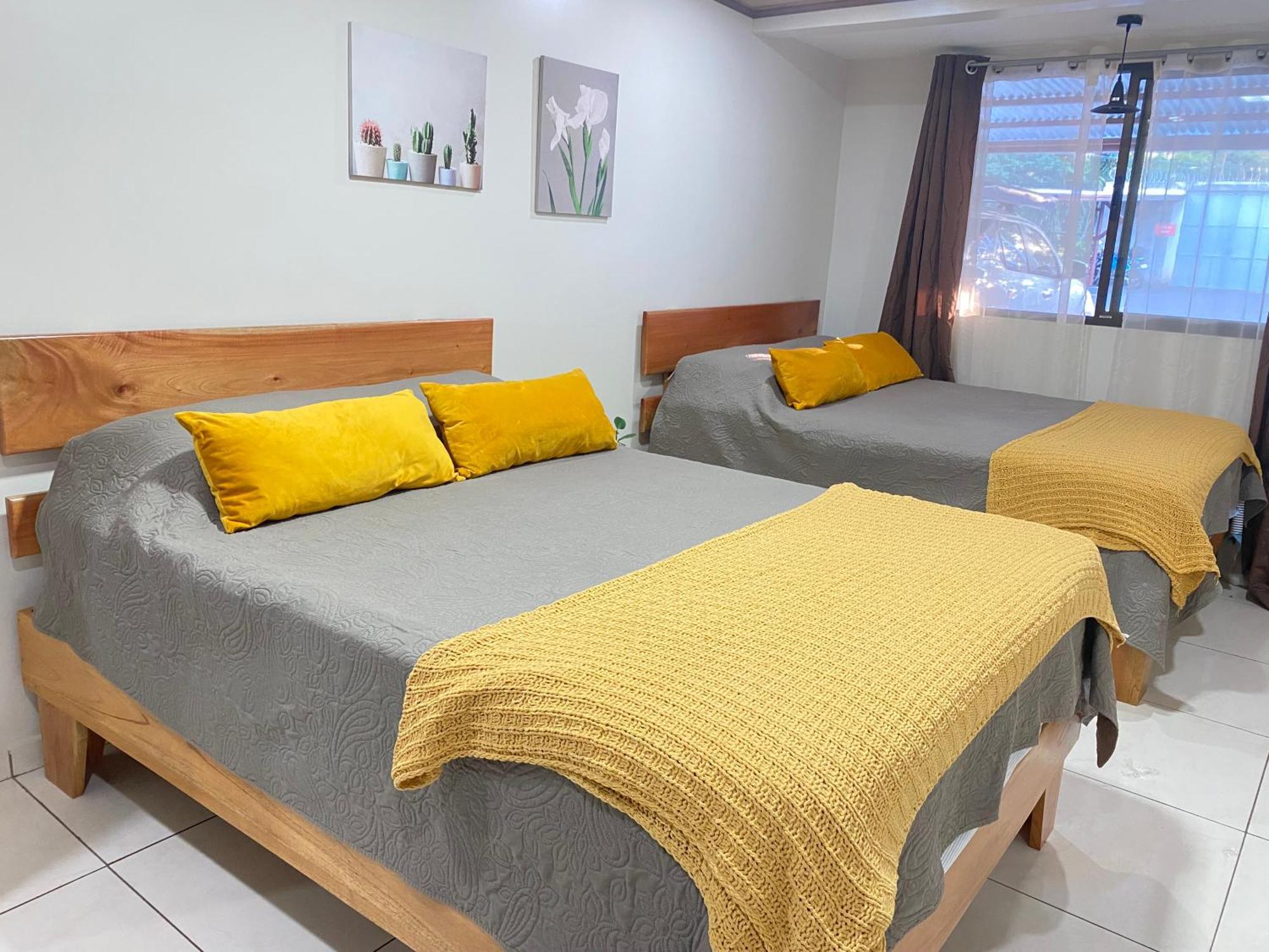 H Gonzalez. Wifi A/c Free Parking Apartment San Rafael (Alajuela)
